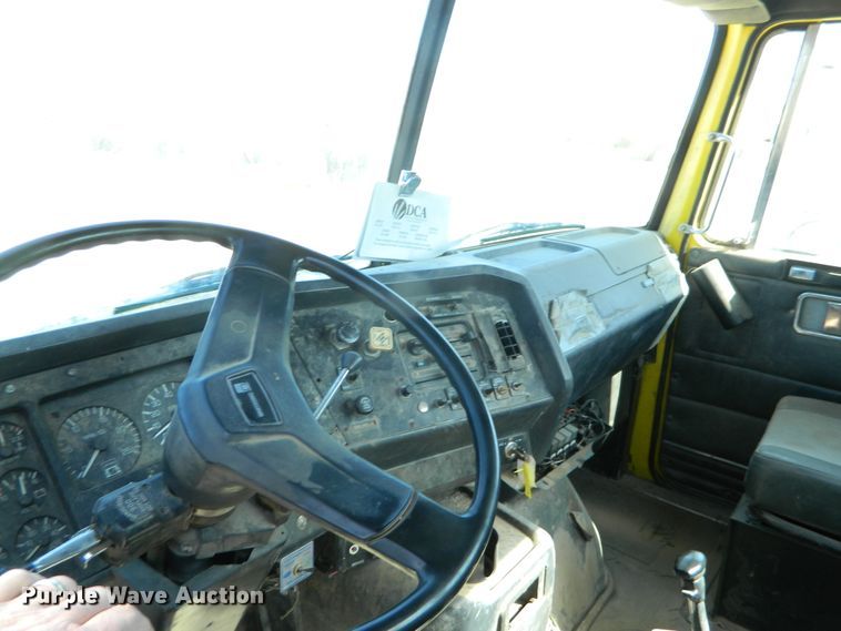 image for item DF4697 1992 White GMC  semi truck