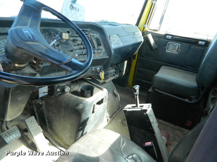 image for item DF4697 1992 White GMC  semi truck