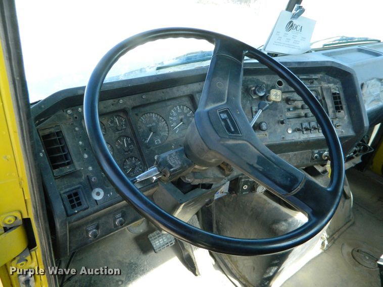 image for item DF4697 1992 White GMC  semi truck