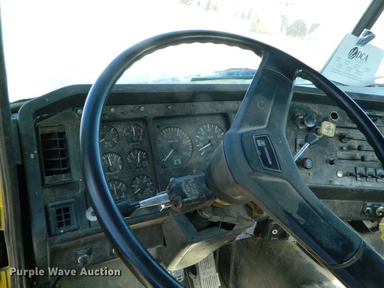 image for item DF4697 1992 White GMC  semi truck
