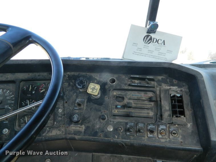 image for item DF4697 1992 White GMC  semi truck