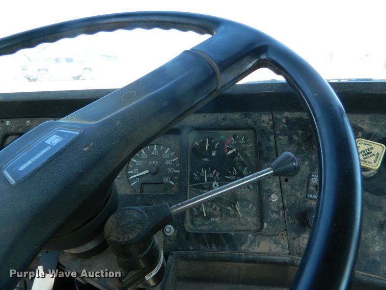 image for item DF4697 1992 White GMC  semi truck