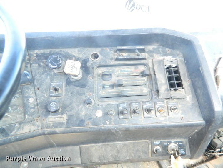 image for item DF4697 1992 White GMC  semi truck