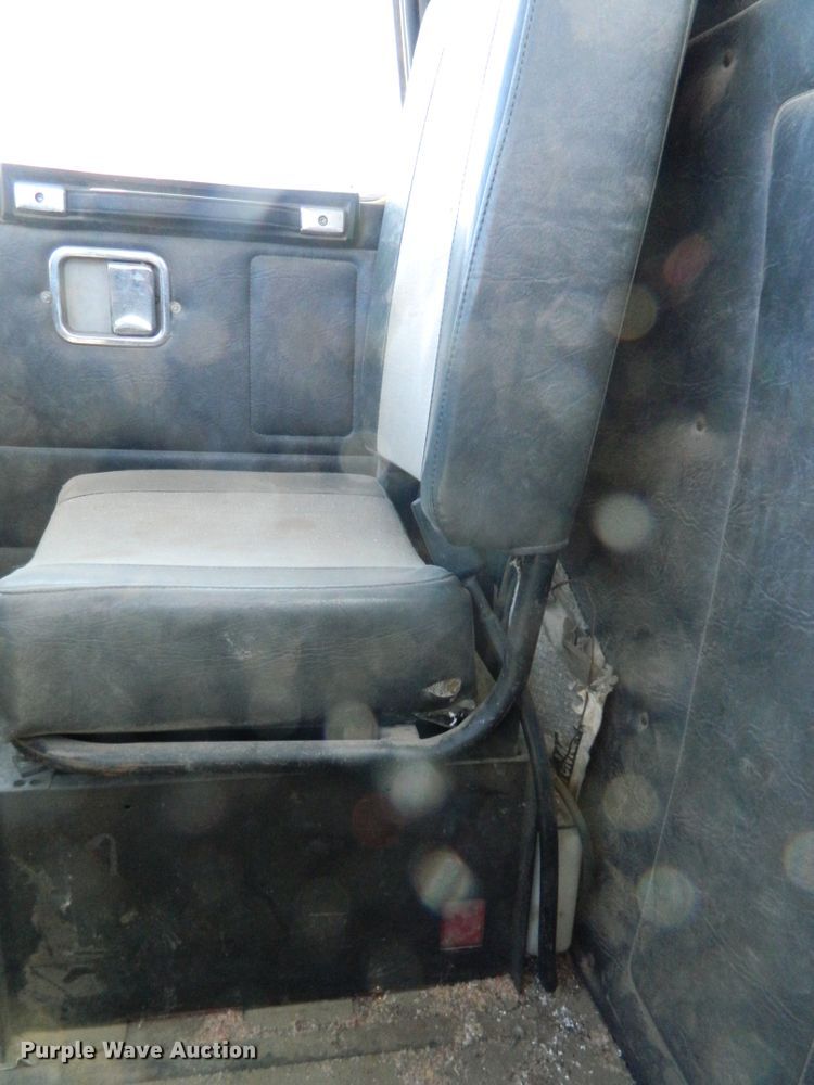 image for item DF4697 1992 White GMC  semi truck
