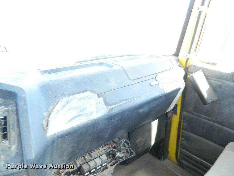 image for item DF4697 1992 White GMC  semi truck