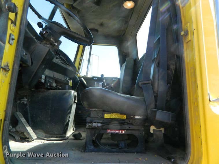 image for item DF4697 1992 White GMC  semi truck