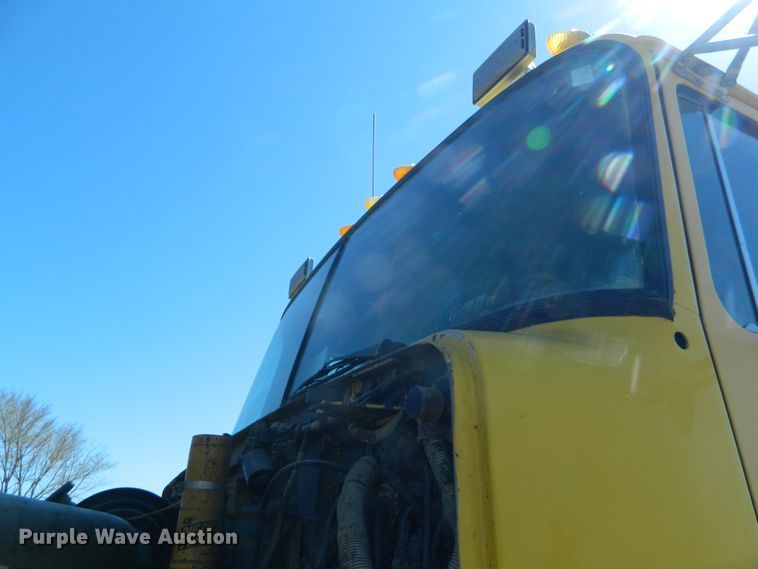 image for item DF4697 1992 White GMC  semi truck