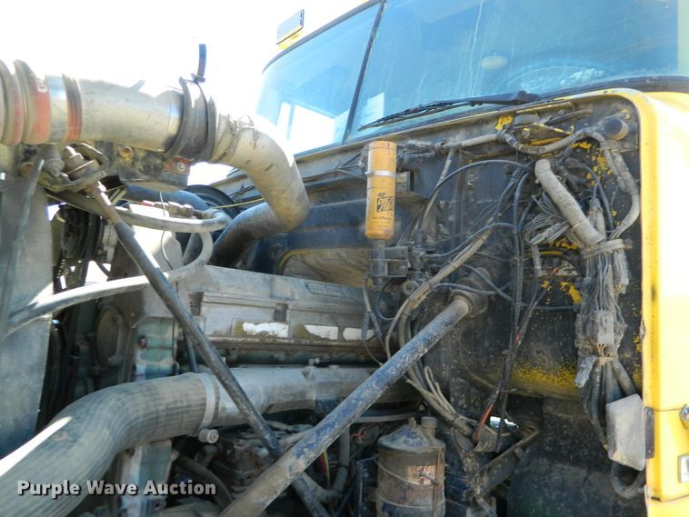 image for item DF4697 1992 White GMC  semi truck