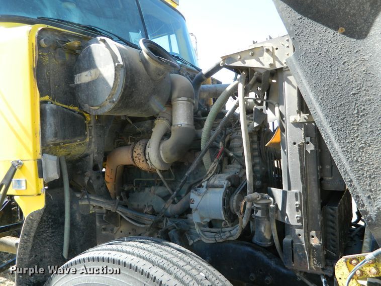 image for item DF4697 1992 White GMC  semi truck
