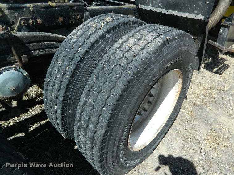 image for item DF4697 1992 White GMC  semi truck