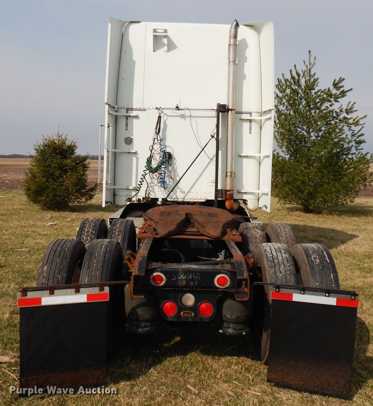 image for item DF6764 1999 Freightliner FLD 120  semi truck