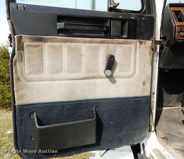 image for item DF6764 1999 Freightliner FLD 120  semi truck