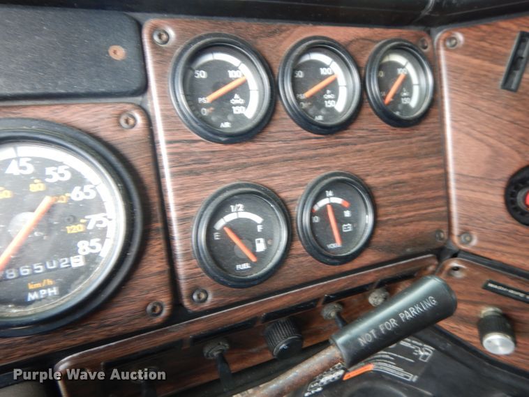 image for item DF6764 1999 Freightliner FLD 120  semi truck