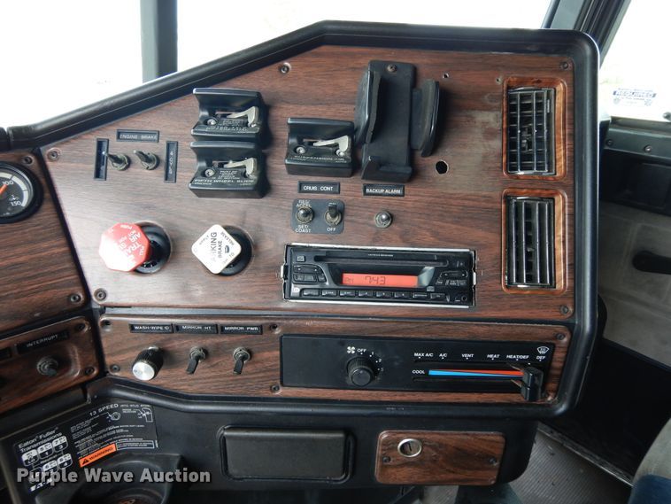 image for item DF6764 1999 Freightliner FLD 120  semi truck