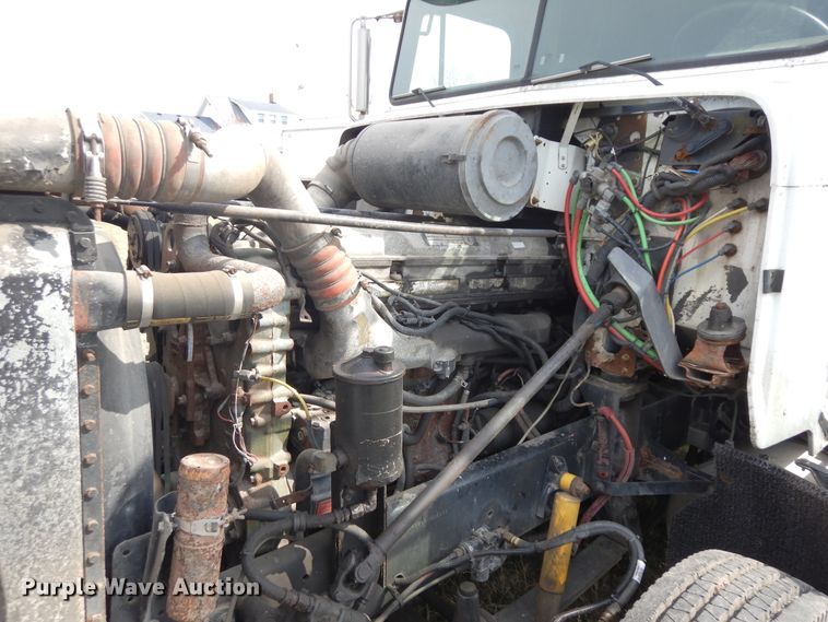 image for item DF6764 1999 Freightliner FLD 120  semi truck