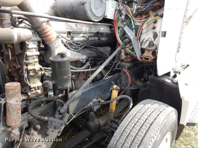 image for item DF6764 1999 Freightliner FLD 120  semi truck