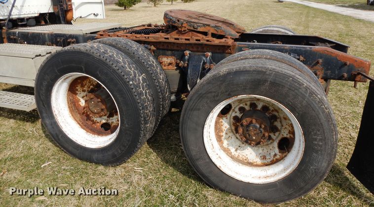 image for item DF6764 1999 Freightliner FLD 120  semi truck