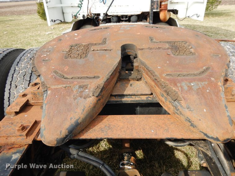 image for item DF6764 1999 Freightliner FLD 120  semi truck