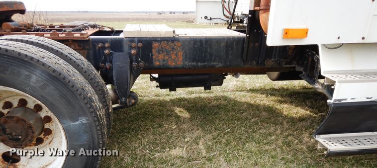 image for item DF6764 1999 Freightliner FLD 120  semi truck