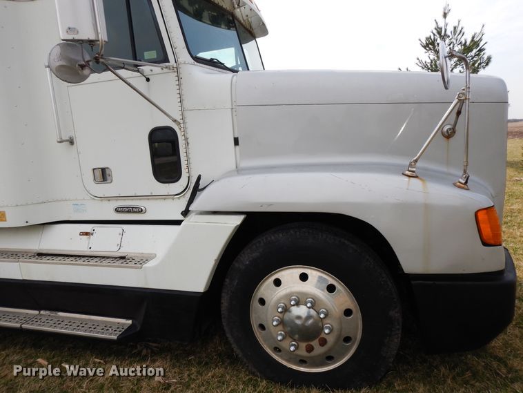 image for item DF6764 1999 Freightliner FLD 120  semi truck
