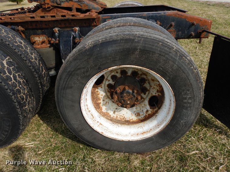 image for item DF6764 1999 Freightliner FLD 120  semi truck