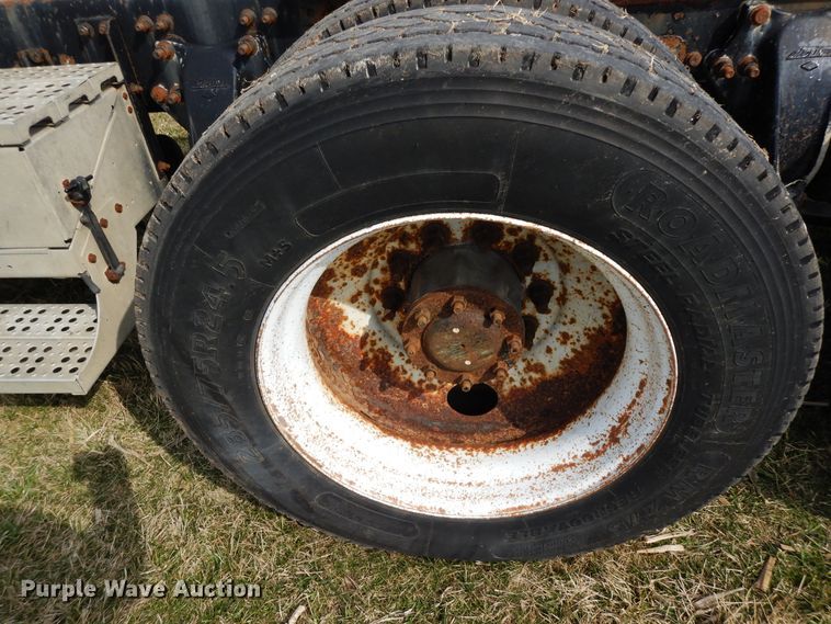 image for item DF6764 1999 Freightliner FLD 120  semi truck