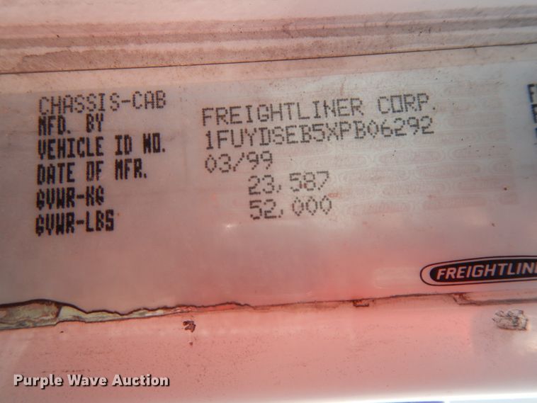 image for item DF6764 1999 Freightliner FLD 120  semi truck