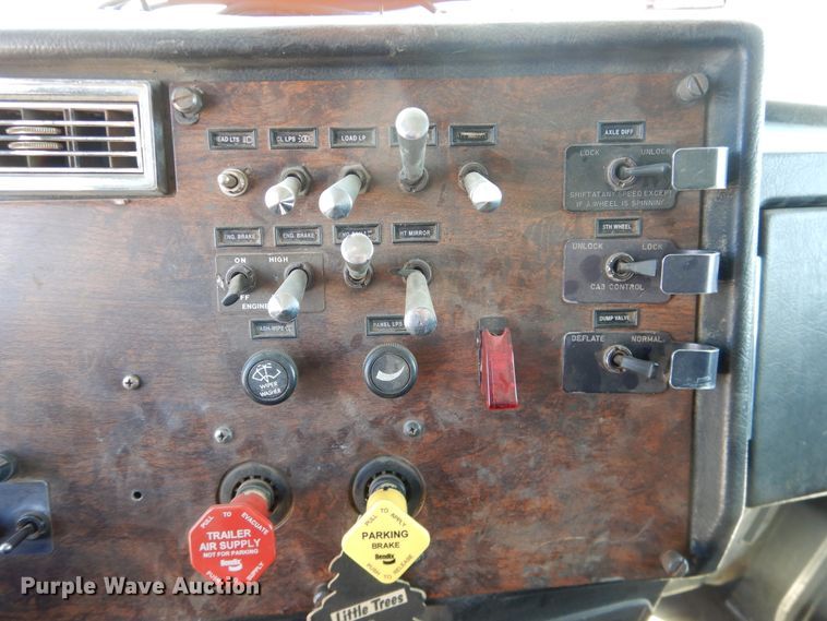 image for item DJ1169 1993 Peterbilt 379  semi truck