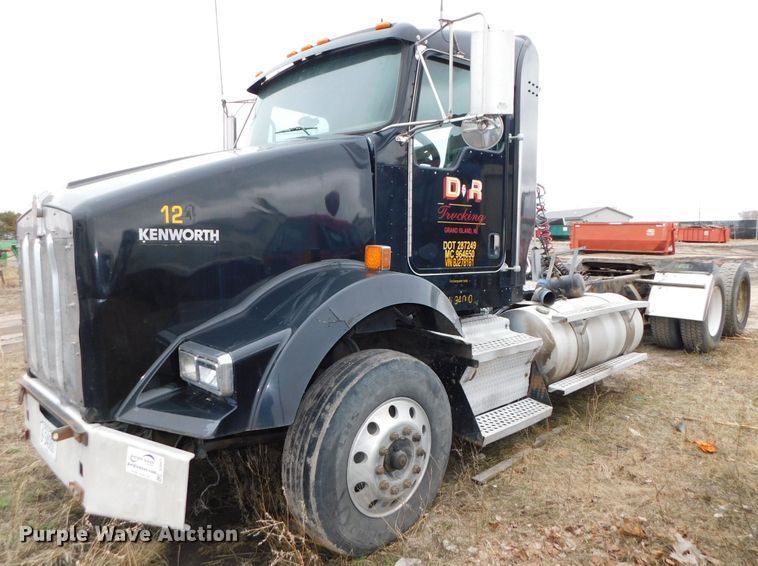 image for item DJ5971 2011 Kenworth T800  semi truck