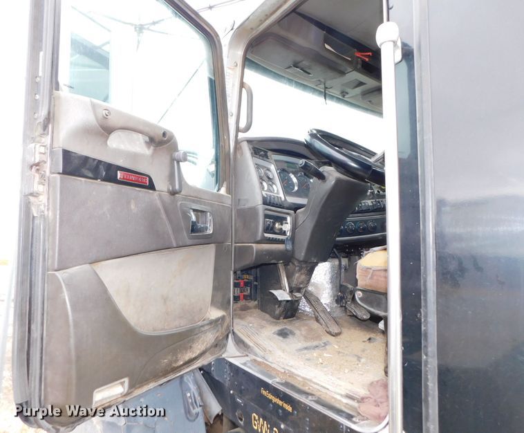 image for item DJ5971 2011 Kenworth T800  semi truck