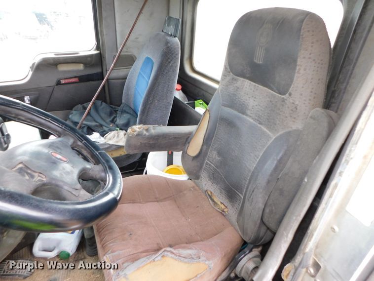 image for item DJ5971 2011 Kenworth T800  semi truck