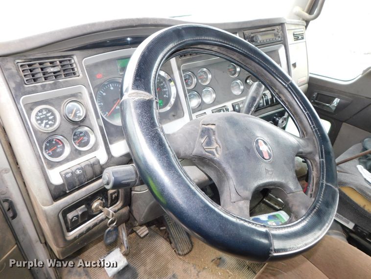 image for item DJ5971 2011 Kenworth T800  semi truck