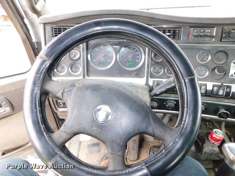 image for item DJ5971 2011 Kenworth T800  semi truck