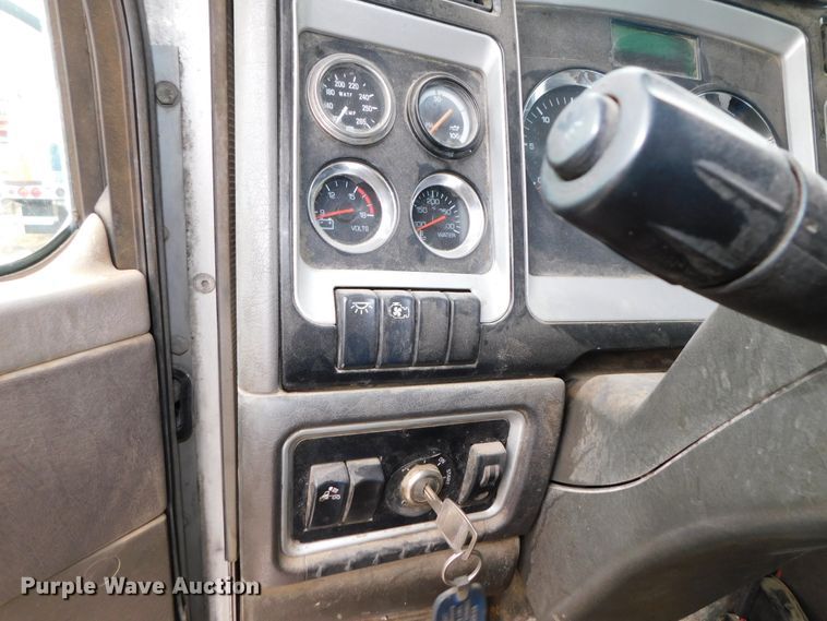 image for item DJ5971 2011 Kenworth T800  semi truck