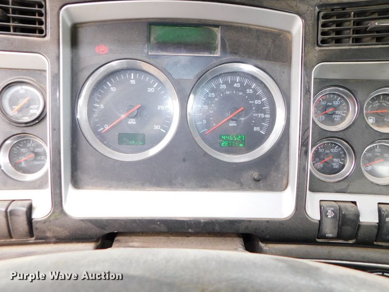 image for item DJ5971 2011 Kenworth T800  semi truck