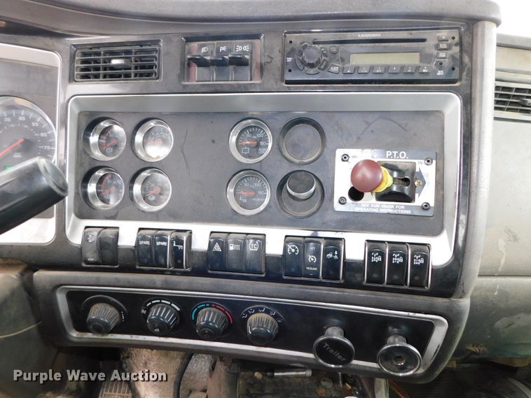 image for item DJ5971 2011 Kenworth T800  semi truck