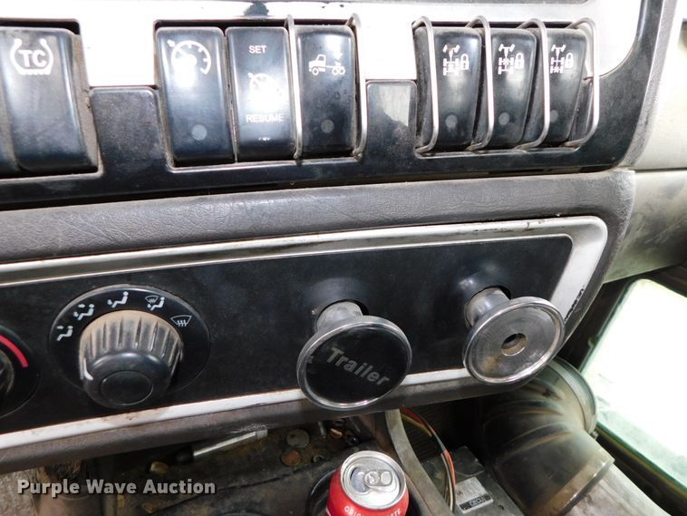 image for item DJ5971 2011 Kenworth T800  semi truck