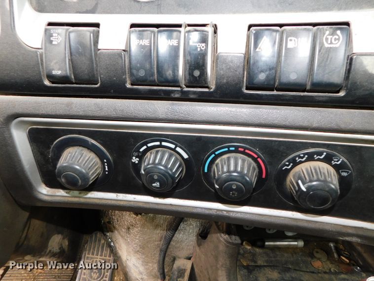 image for item DJ5971 2011 Kenworth T800  semi truck