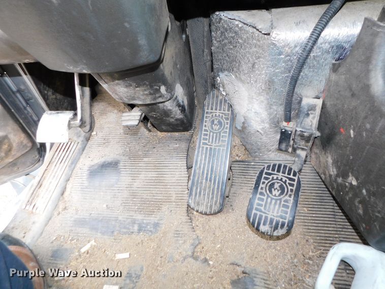 image for item DJ5971 2011 Kenworth T800  semi truck