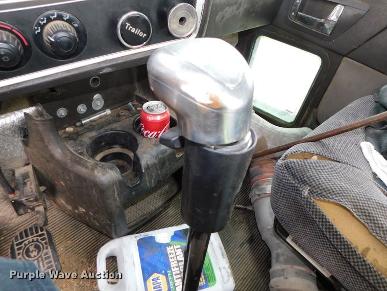 image for item DJ5971 2011 Kenworth T800  semi truck