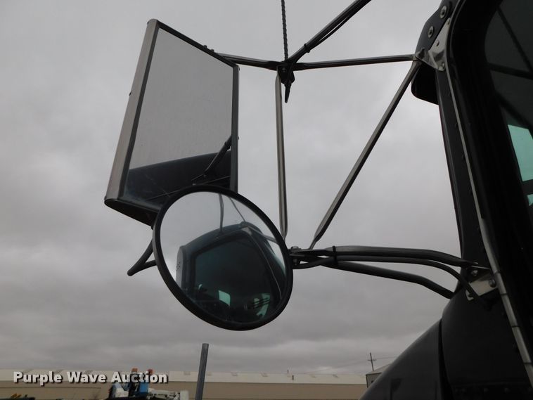 image for item DJ5971 2011 Kenworth T800  semi truck