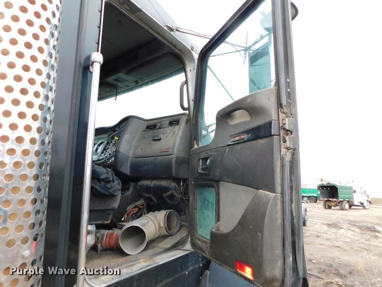 image for item DJ5971 2011 Kenworth T800  semi truck