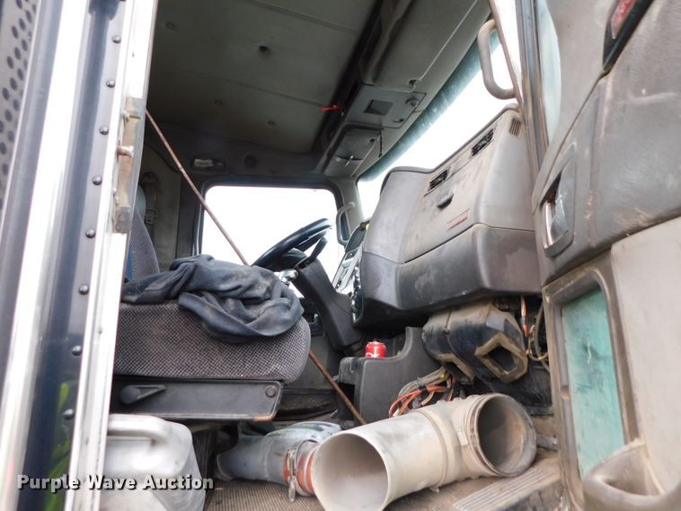 image for item DJ5971 2011 Kenworth T800  semi truck