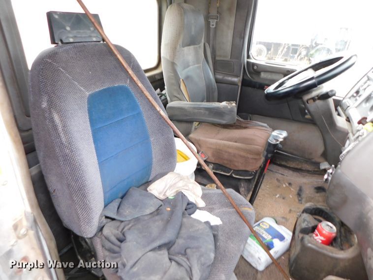 image for item DJ5971 2011 Kenworth T800  semi truck