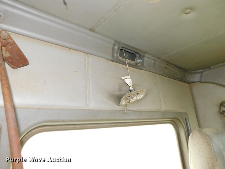 image for item DJ5971 2011 Kenworth T800  semi truck