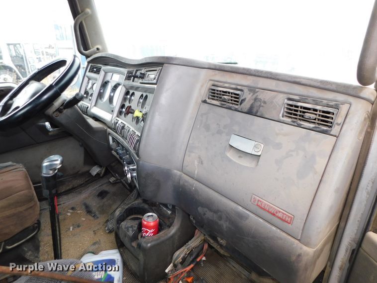 image for item DJ5971 2011 Kenworth T800  semi truck