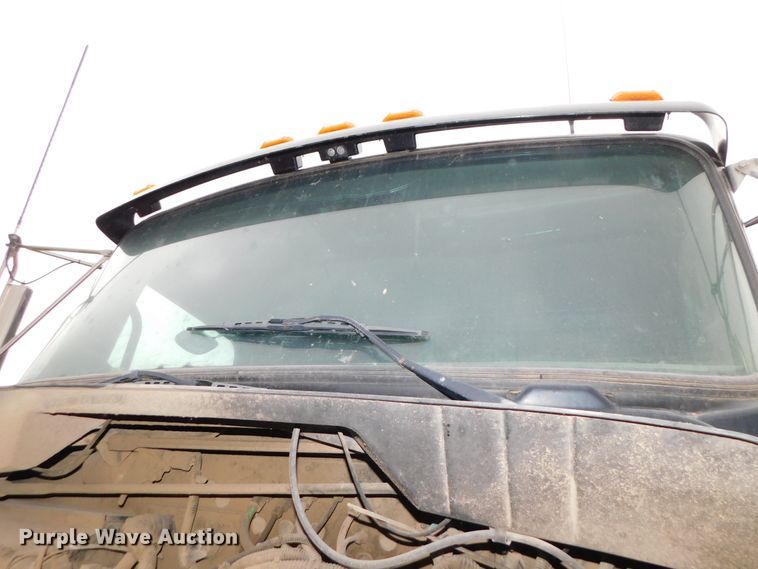 image for item DJ5971 2011 Kenworth T800  semi truck