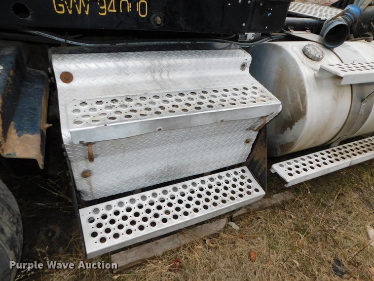 image for item DJ5971 2011 Kenworth T800  semi truck