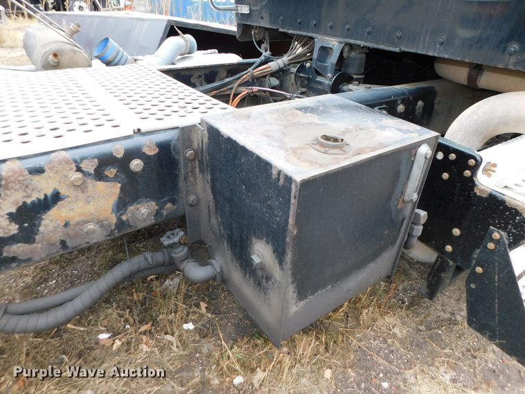 image for item DJ5971 2011 Kenworth T800  semi truck