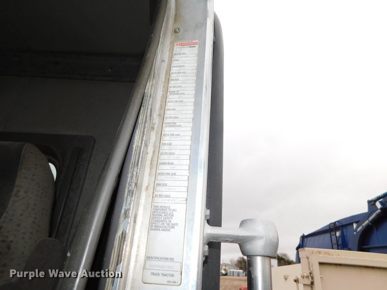 image for item DJ5971 2011 Kenworth T800  semi truck